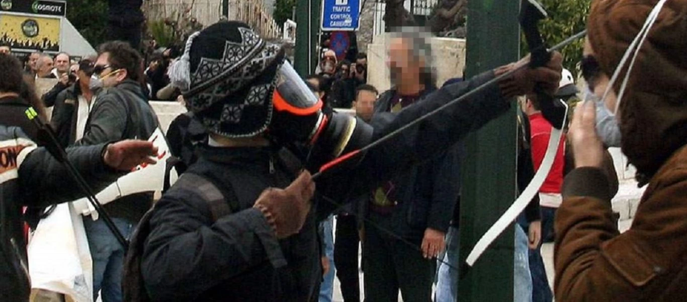 Μεγάλη επιχείρηση της αντιτρομοκρατικής - Συνελήφθη ο «τοξοβόλος του Συντάγματος» που αναζητούνταν από τον Ιούνιο
